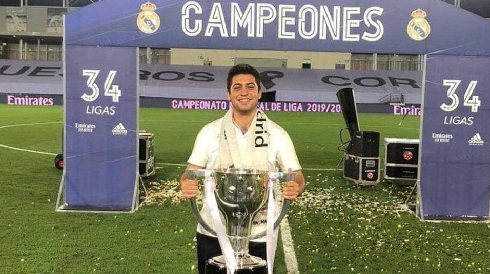 José Ramón Sandoval con el trofeo de campeones /REDES