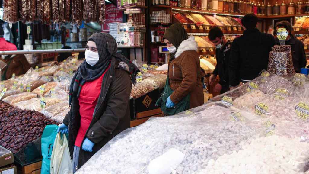 Musulmanes realizan compras para preparar el Ramadán en Estambul (Turquía) / EFE