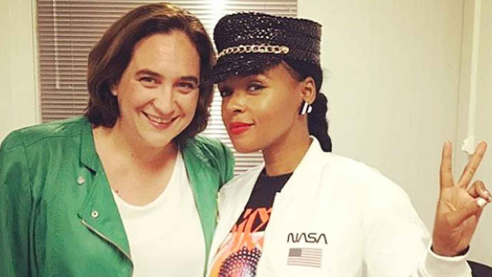 Ada Colau, alcaldesa de Barcelona, con Janelle Monaé en el festival Primavera Sound / INSTAGRAM