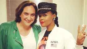 Ada Colau, alcaldesa de Barcelona, con Janelle Monaé en el festival Primavera Sound / INSTAGRAM