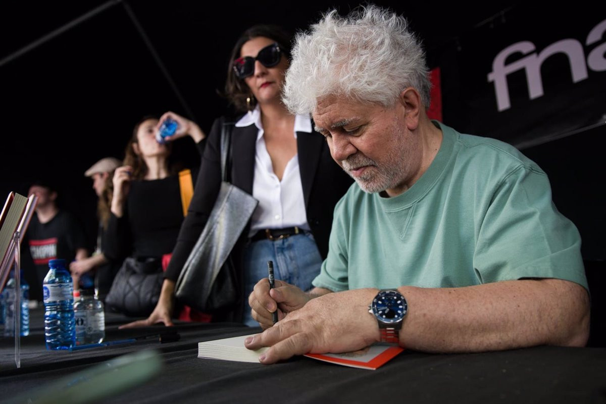 El cineasta Pedro Almodóvar firma libros en Barcelona por Sant Jordi / LORENA SOPENA (EUROPA PRESS)