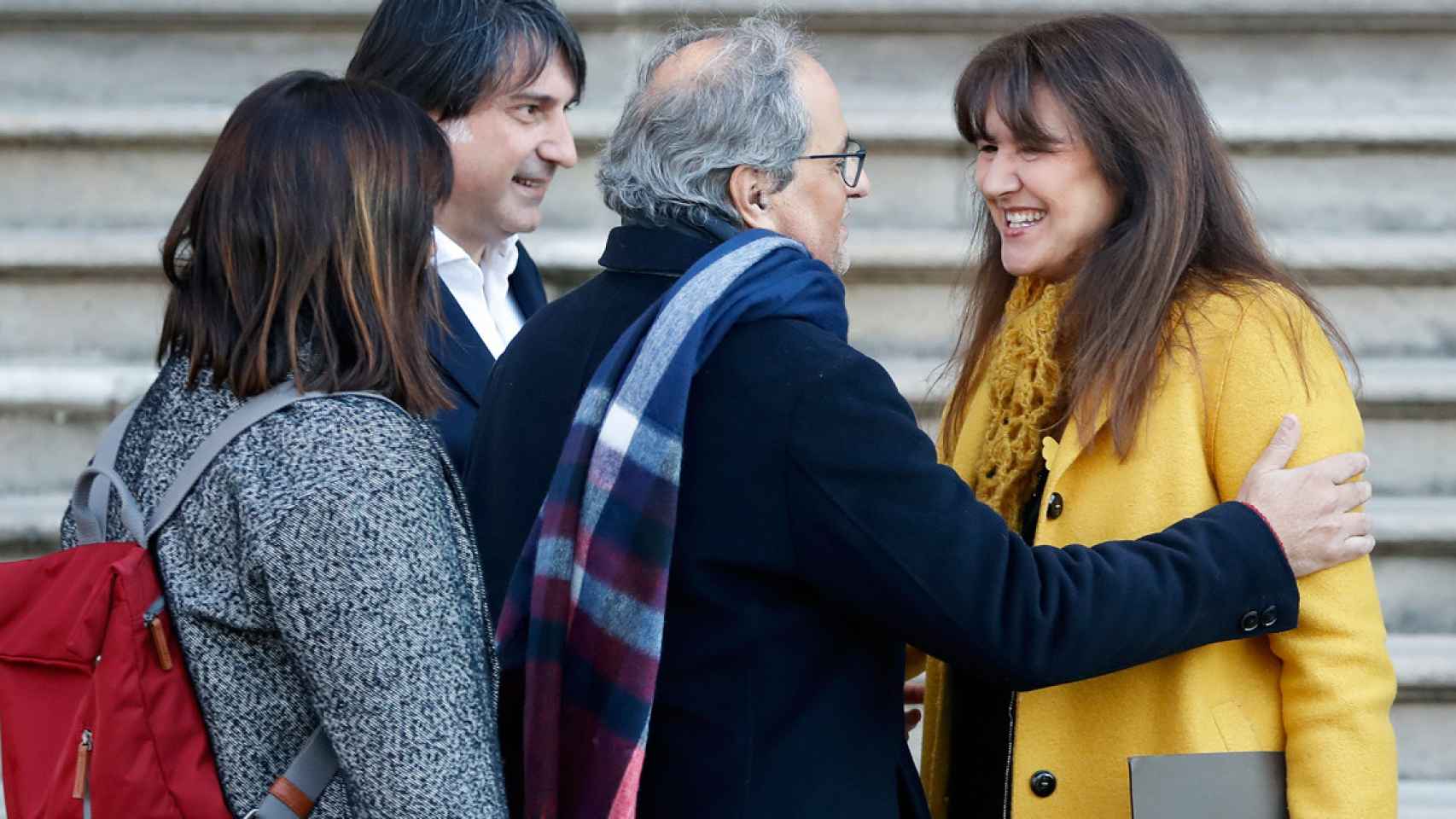 La presidenta suspendida del Parlament, Laura Borràs, saluda al expresidente de la Generalitat Quim Torra a su llegada al Tribunal Superior de Justicia de Cataluña (TSJC) / ANDREU DALMAU - EFE