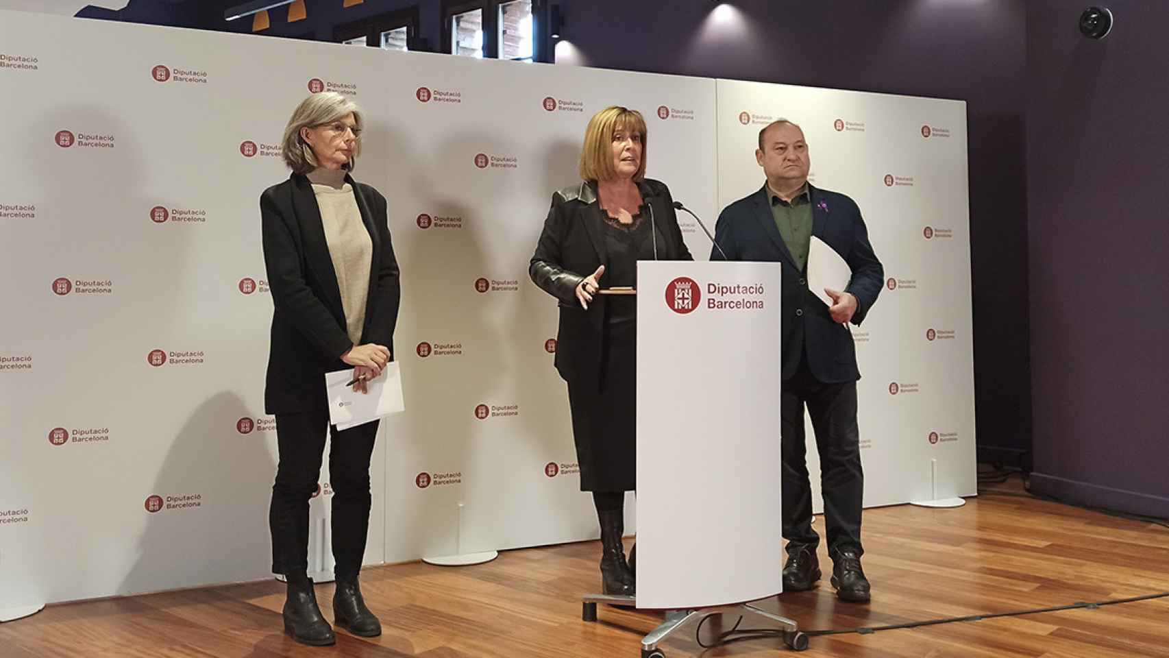 La Vicepresidenta segunda de la Diputación de Barcelona, Carmela Fortuny, la Presidenta, Núria Marín, y el diputado de Recursos Humanos, Hacienda y Servicios Internos, Carles Ruiz, en la rueda de prensa de presentación de los presupuestos / HUGO SÁNCHEZ