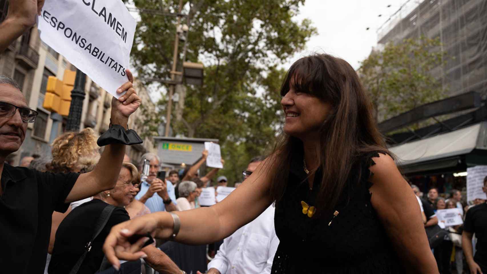 Laura Borràs saluda a los radicales que abroncaron a las familias de las víctimas del 17A / LUÍS MIGUEL AÑÓN