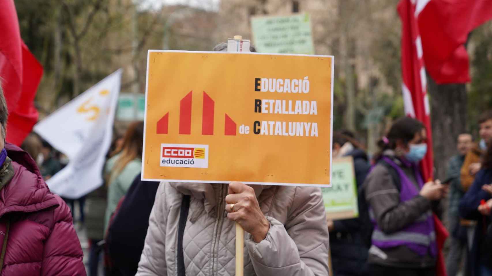 Manifestación contra las políticas del Departamento de Educación de la Generalitat de Pere Aragonès en la Plaça Universitat / LUIS MIGUEL AÑÓN (CG)