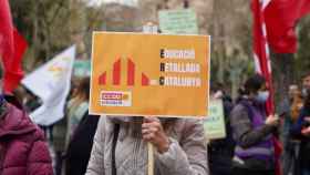 Manifestación contra las políticas del Departamento de Educación de la Generalitat de Pere Aragonès en la Plaça Universitat / LUIS MIGUEL AÑÓN (CG)