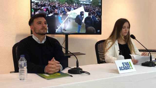 La presidenta de la organización estudiantil S'ha Acabat, Júlia Calvet, y el vicepresidente, Jordi Salvadó, en rueda de prensa en su sede en Barcelona / EUROPA PRESS