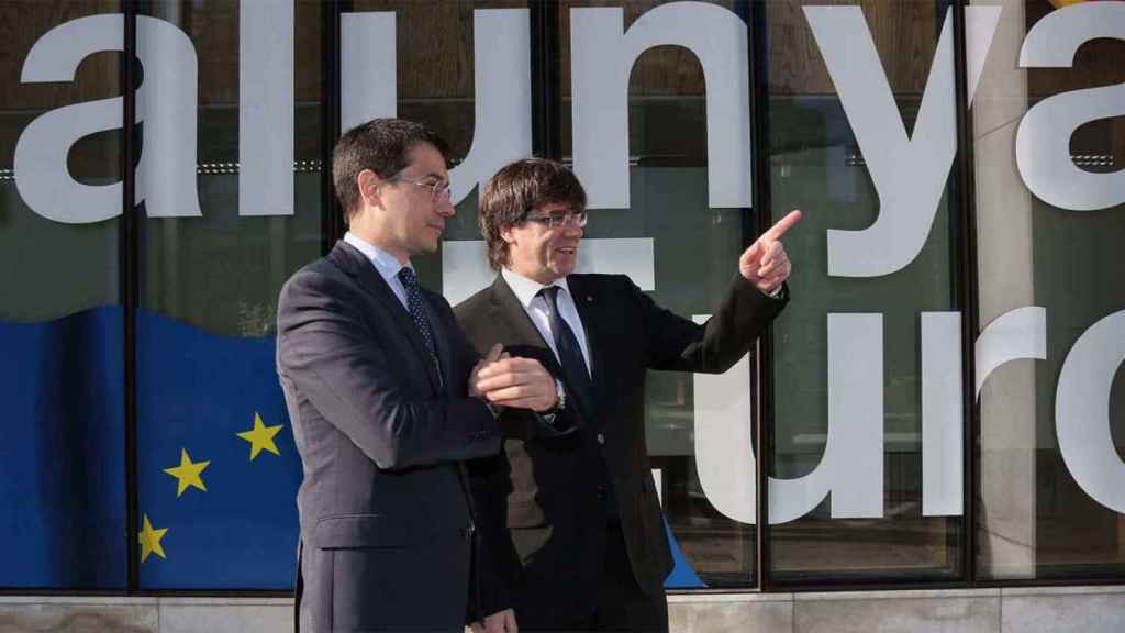 El expresidente de la Generalitat Carles Puigdemont, en la 'embajada' catalana ante la UE durante una visita a Bruselas en 2016 / Jordi Bedmar - EFE