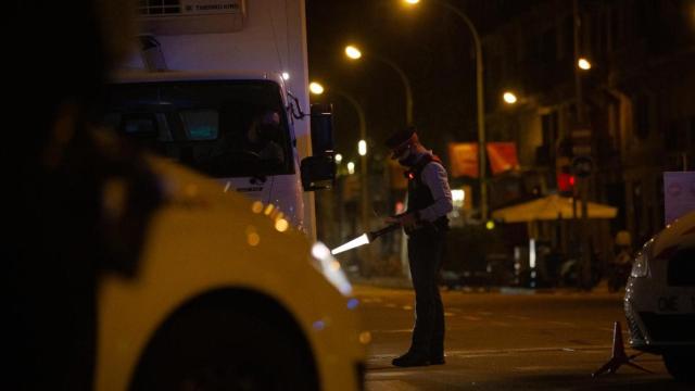 Un agente de los Mossos d'Esquadra controla el toque de queda / EP