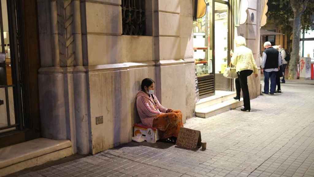 Una mujer sin hogar pidiendo en Las Ramblas durante la campaña del 14F / PABLO MIRANZO (CG)