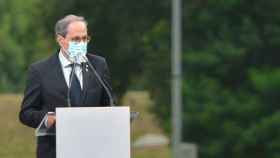 El president de la Generalitat, Quim Torra, interviene en el funeral celebrado en las inmediaciones de la Catedral de Girona por los fallecidos a causa del Covid-19 / EUROPA PRESS