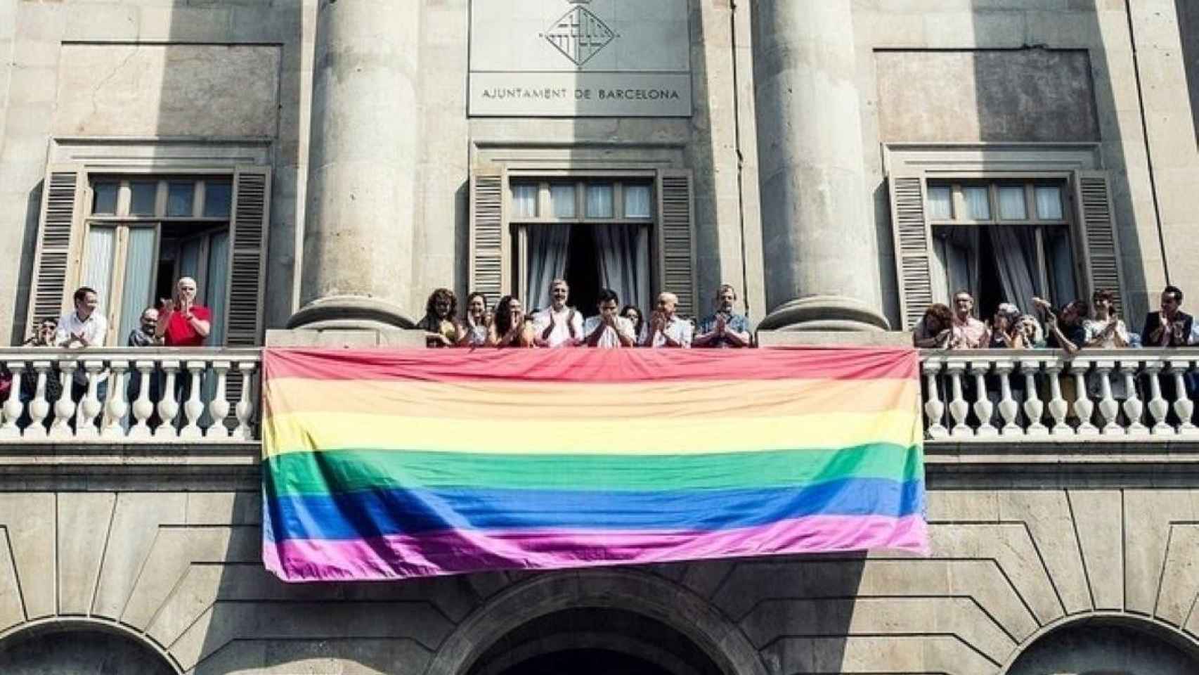 El Ayuntamiento de Barcelona con la bandera LGTBI colgada en el balcón del consistorio / EP