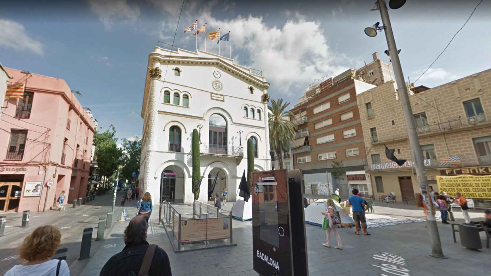 Fachada del ayuntamiento de Badalona, donde son concejales los procesados / GOOGLE