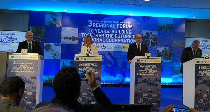 De izquierda a derecha, el ministro de Exteriores español Josep Borell, quien ha arremetido contra Quim Torra por su chantaje, la alta representante de la UE para Asuntos Exteriores y Política de Seguridad y vicepresidenta de la Comisión Europea, Federi