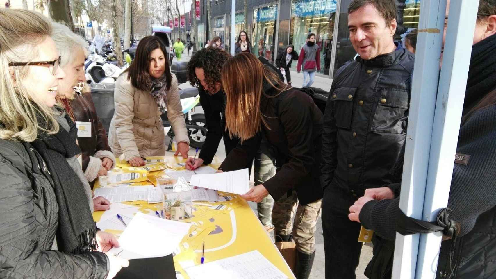 'hablamos español' Una asociación recoge firmas defender español cataluña