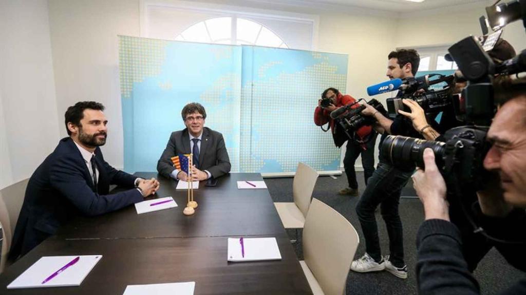 El expresidente de la Generalitat Carles Puigdemont (2i) y el presidente del Parlamento autónomo, Roger Torrent (i), durante su reunión en Bruselas / EFE