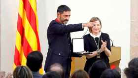 El mayor de los Mossos d'Esquadra, Josep Lluís Trapero, junto a la presidenta del Parlament, Carme Forcadell, tras recibir la Medalla de Honor de la cámara catalana / EFE