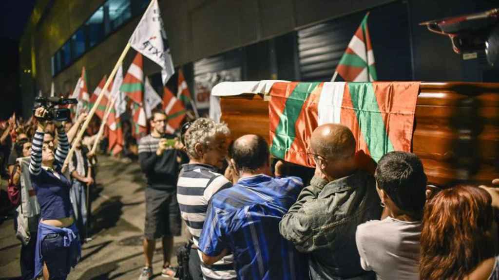 Familiares, amigos y simpatizantes de la izquierda abertzale rinden homenaje a Kepa del Hoyo / EFE