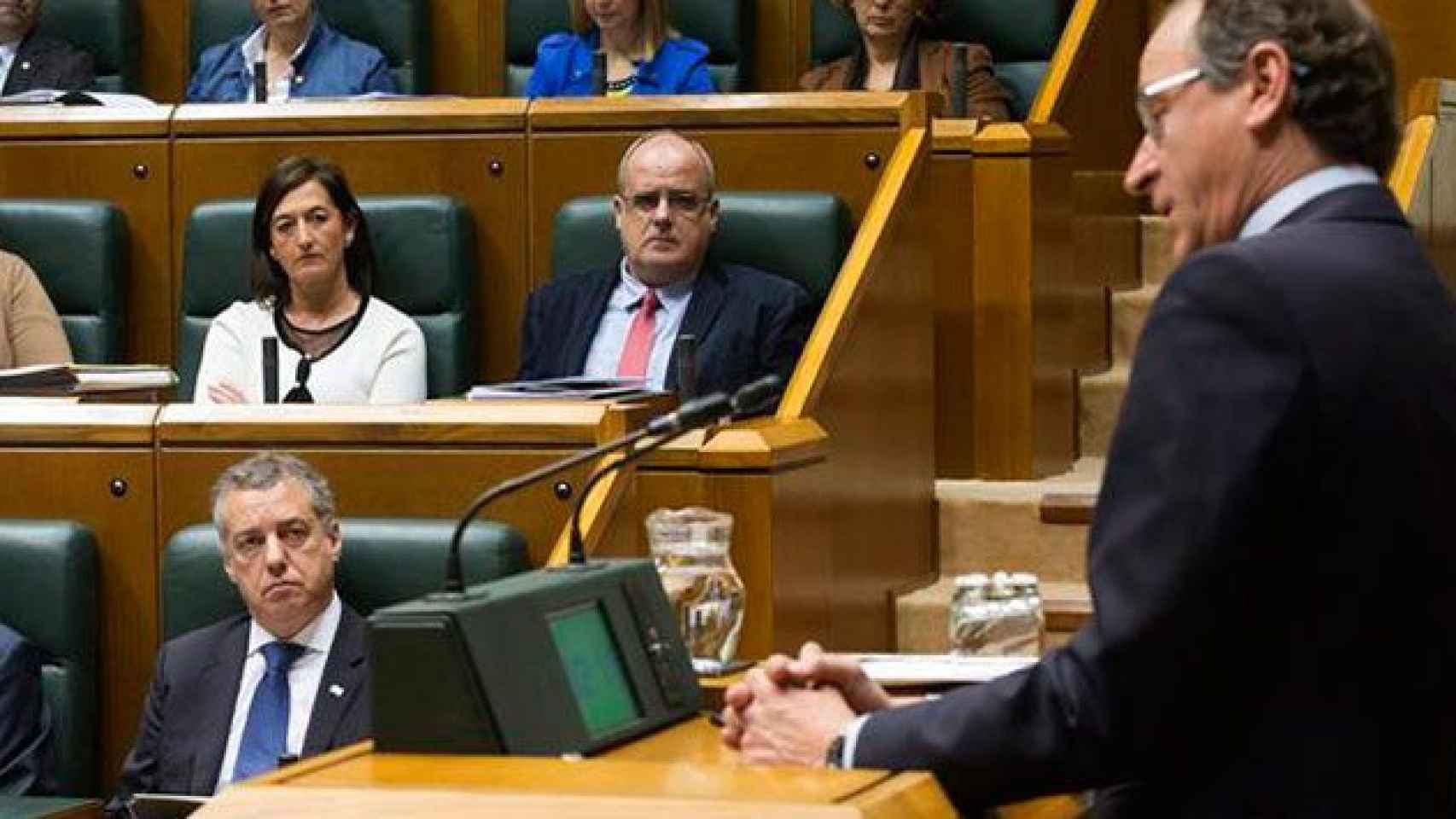 El presidente del PP vasco, Alfonso Alonso, con el lehendakari, Iñigo Urkullu, al fondo / EFE