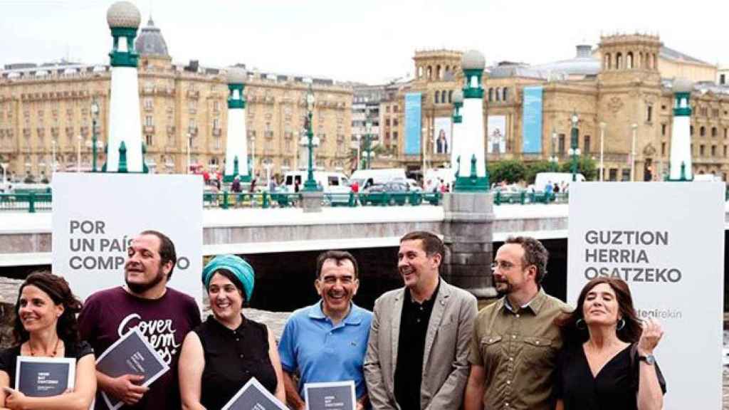 Arnaldo Otegi junto a algunos de los integrantes de su equipo electoral esta mañana en San Sebastián.