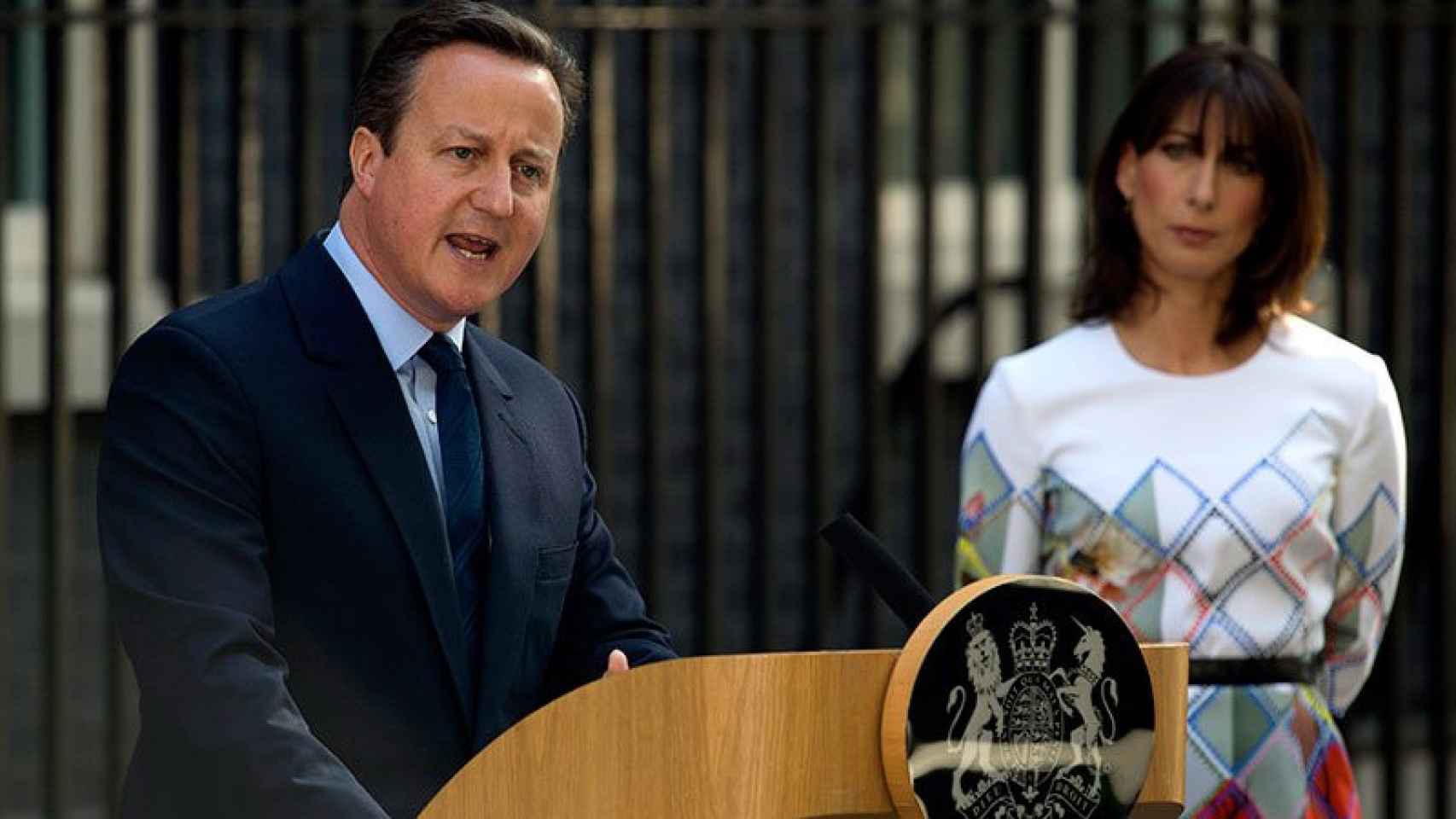 La foto de David Cameron acompañado por su esposa Samantha anunciando su dimisión el viernes pasado es la imagen de los efectos del Brexit.