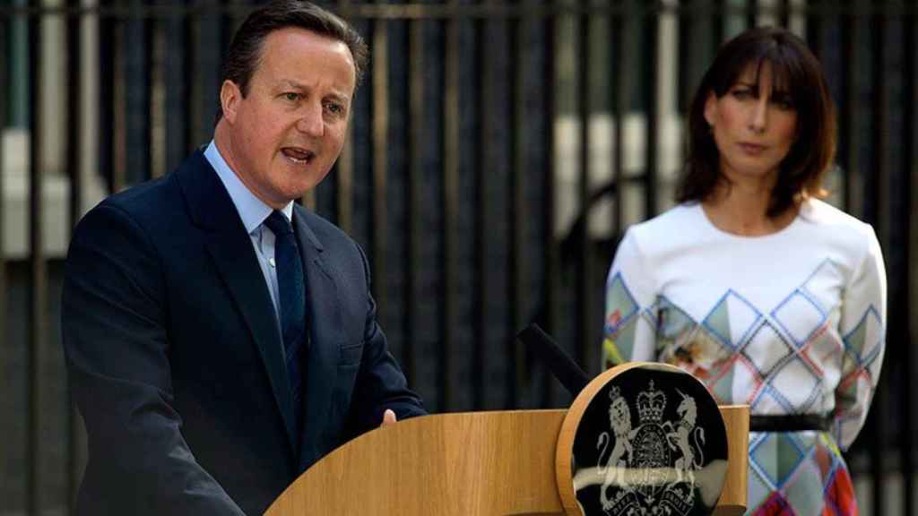 La foto de David Cameron acompañado por su esposa Samantha anunciando su dimisión el viernes pasado es la imagen de los efectos del Brexit.