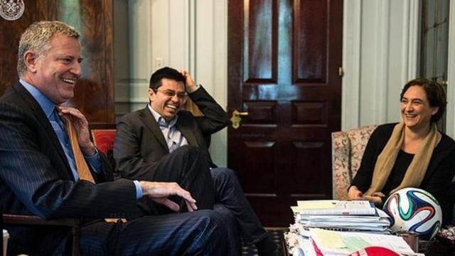 La alcaldesa Ada Colau y el primer teniente de alcalde de Barcelona, Gerardo Pisarello, con el alcalde de Nueva York, Bill de Blasio, en una reunión celebrada en esta ciudad.