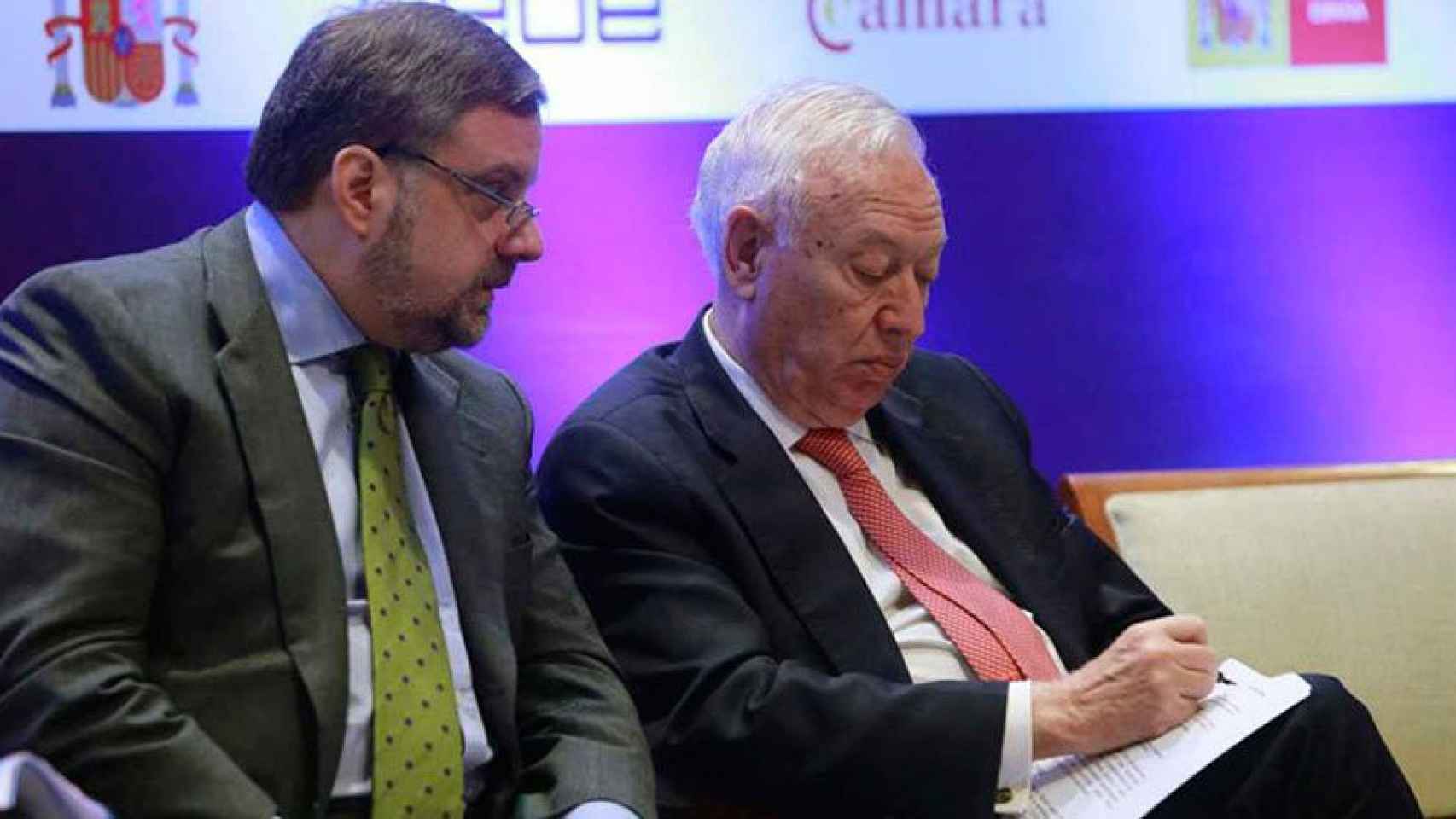 Gustavo de Arístegui (I) junto al ministro de Exteriores, José Manuel García Margallo, en abril del año pasado.