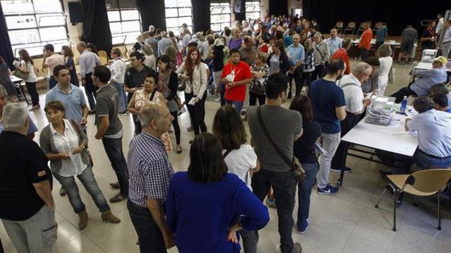 Colas para votar en un colegio electoral de Barcelona.