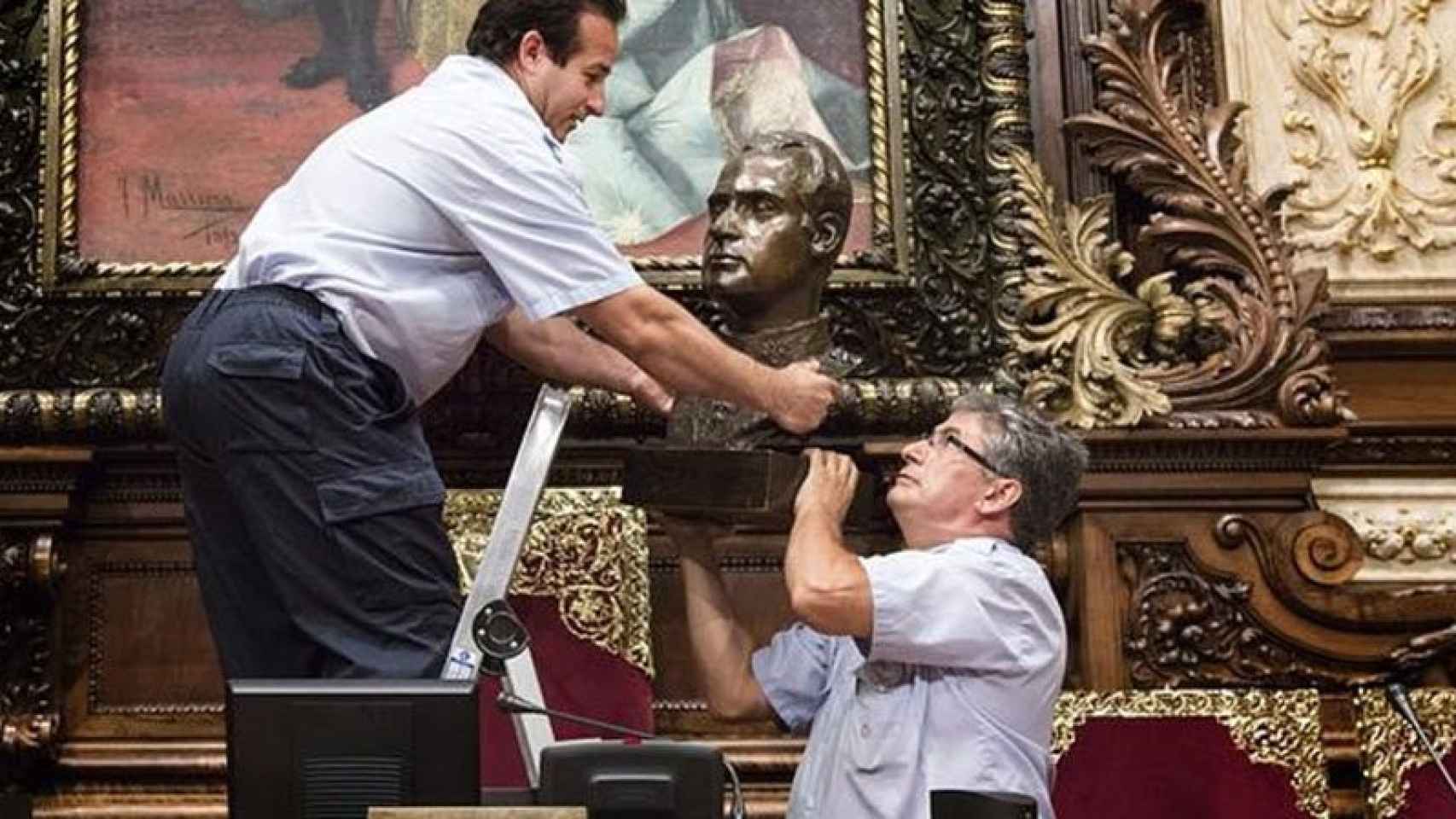 Busto del Rey retirado del salón de plenos del Ayuntamiento.