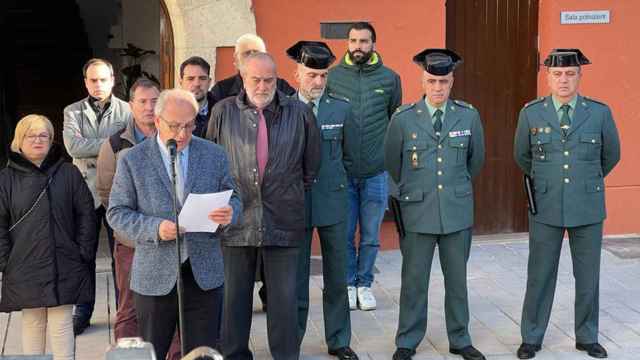 El alcalde de Pontons, Josep Tutusaus, lee un manifiesto tras el hallazgo del cuerpo de una mujer asesinada y enterrada por su pareja