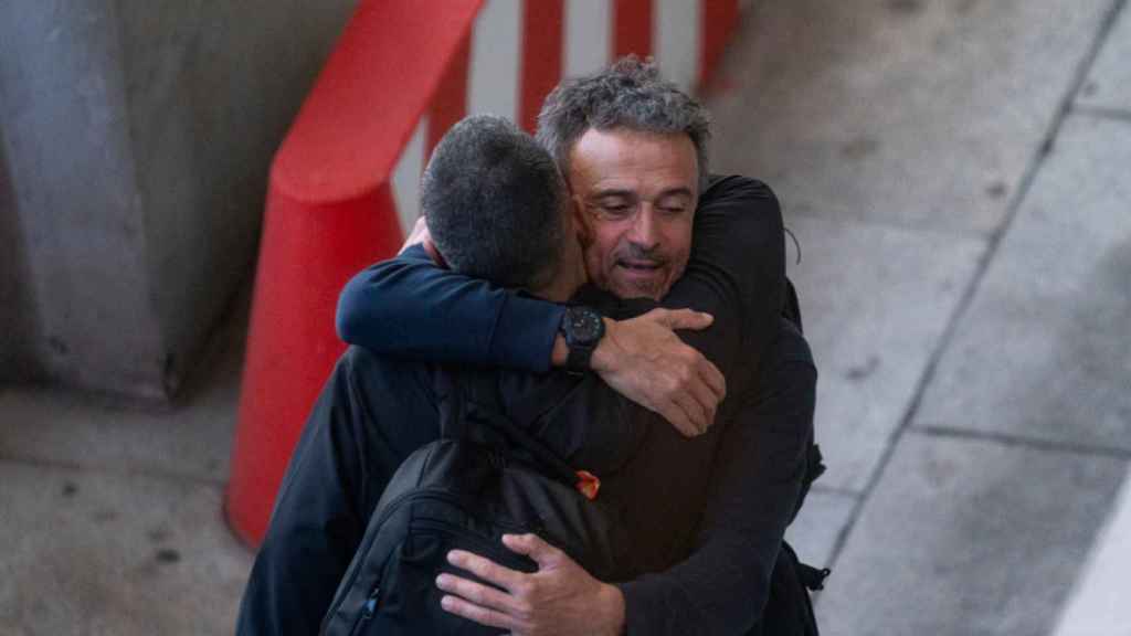 El seleccionador nacional de fútbol, Luis Enrique Martínez (d), a su llegada a la terminal T-4 del Aeropuerto Adolfo Suárez Madrid-Barajas / EUROPA PRESS