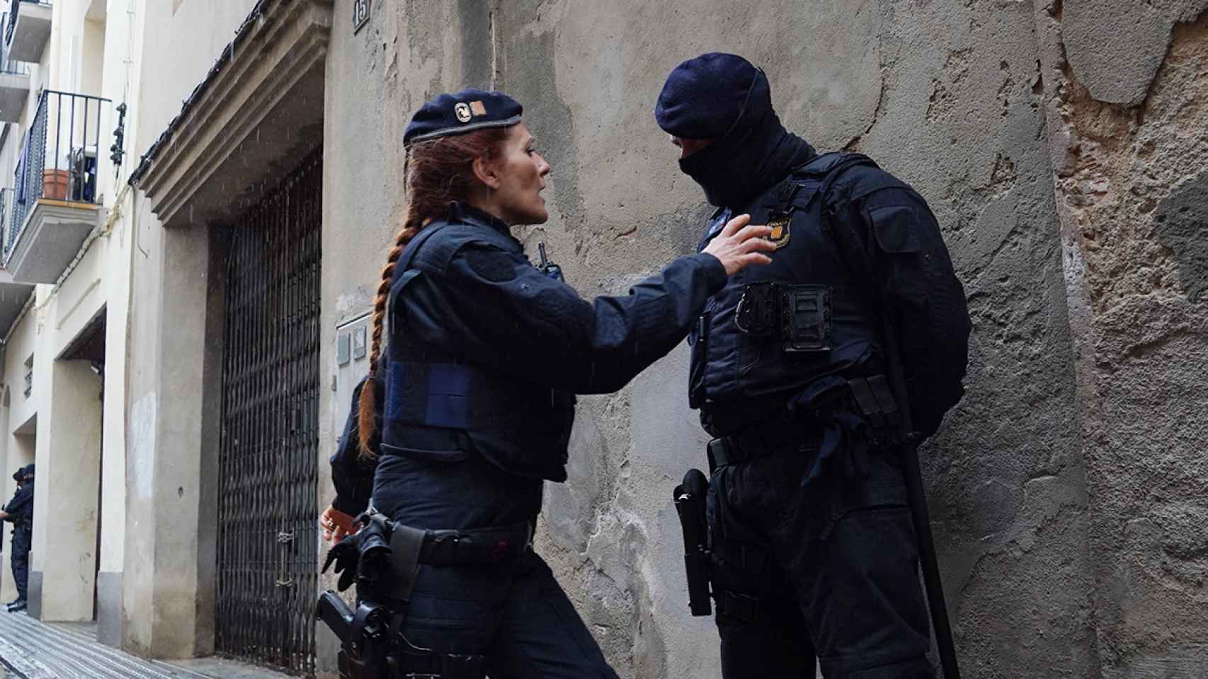 Registro de los Mossos de Esquadra en el domicilio del presunto violador de Igualada / LENA PRIETO