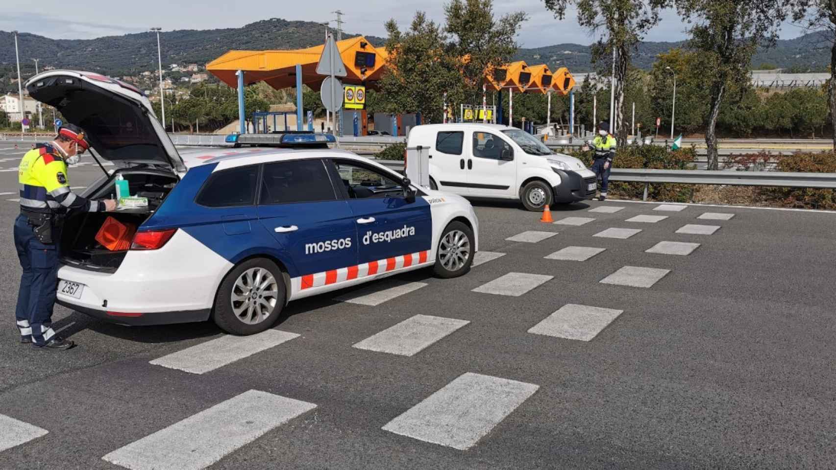 Agentes de Mossos inspeccionan un furgón en un control - EP