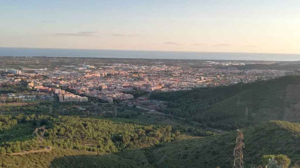 Cielos despejados con alguna nube puntual sobre la población de Viladecans, en el Baix Llobregat / ARCHIVO