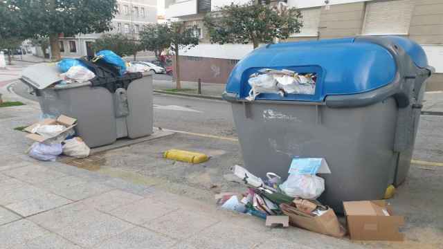 Contenedores llenos como en Salt, municipio donde el ayuntamiento da un ultimátum a la empresa de basuras / EUROPA PRESS