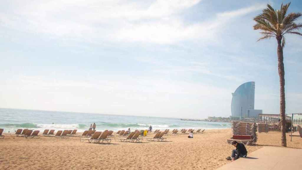 Imagen de archivo de la playa de la Barceloneta, donde los Mossos rescataron a la joven / FLICKR