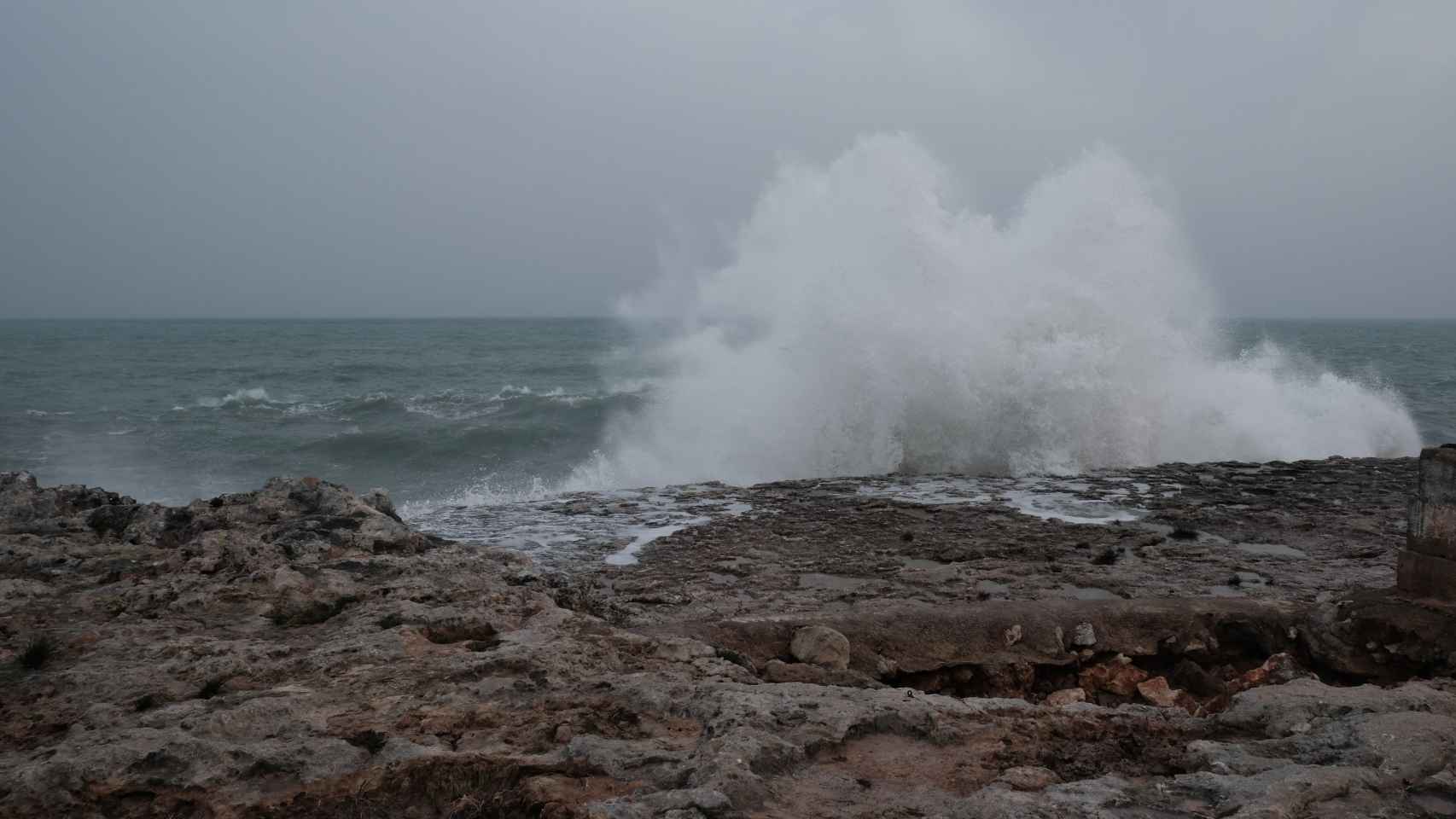 Las lluvias, los cielos nubosos y los fuertes vientos dejarán un oleaje severo en el Empordà / EUROPA PRESS