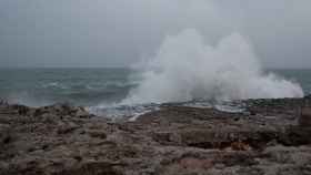 Las lluvias, los cielos nubosos y los fuertes vientos dejarán un oleaje severo en el Empordà / EUROPA PRESS