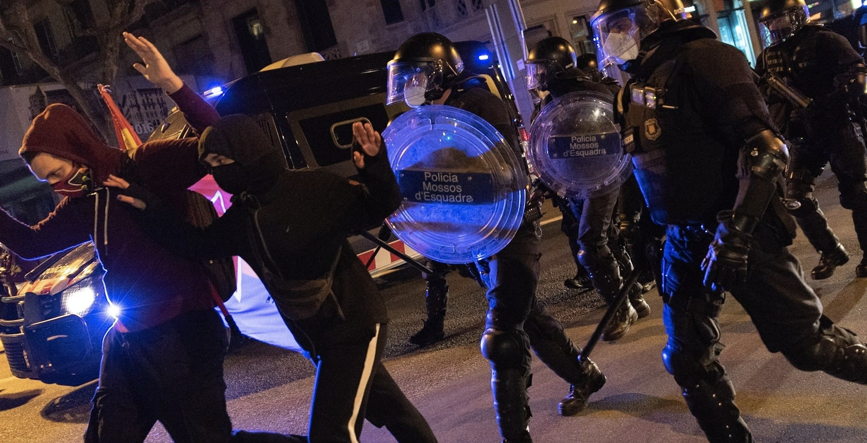 Agentes de Mossos d'Esquadra durante el sexto día de protestas por Hasél en Barcelona / LORENA SOPENA (EUROPAPRESS)