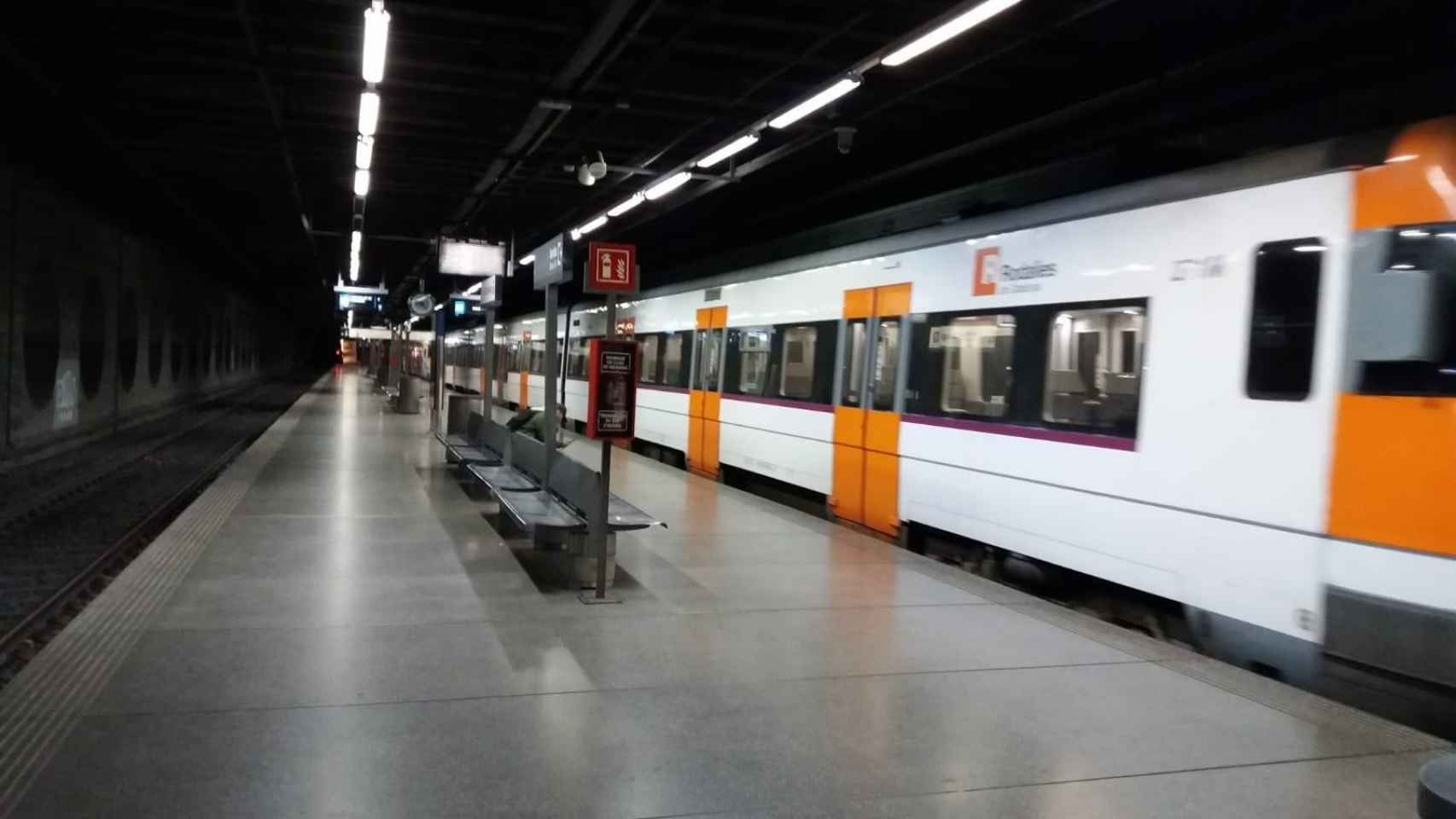 Un tren detenido en la estación del Clot de Rodalies / EP