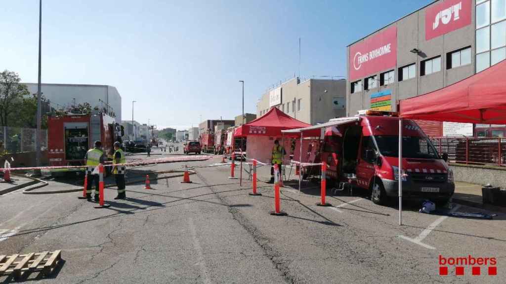 Los bomberos desplazados hasta Sant Feliu de Llobregat / BOMBERS