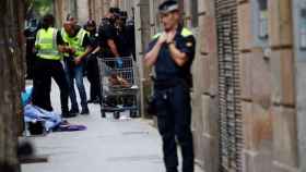 Agentes de la Urbana durante una redada en el Raval / EFE