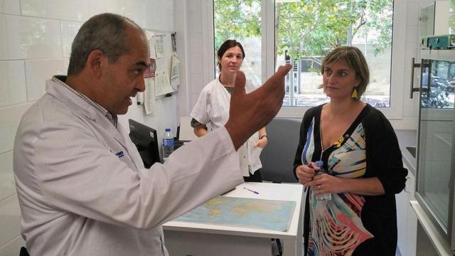 Benito Almirante, jefe del Servicio de Enfermedades Infecciosas del Vall d'Hebron junto a la consejera de Salud, Alba Vergés / VALL D'HEBRON