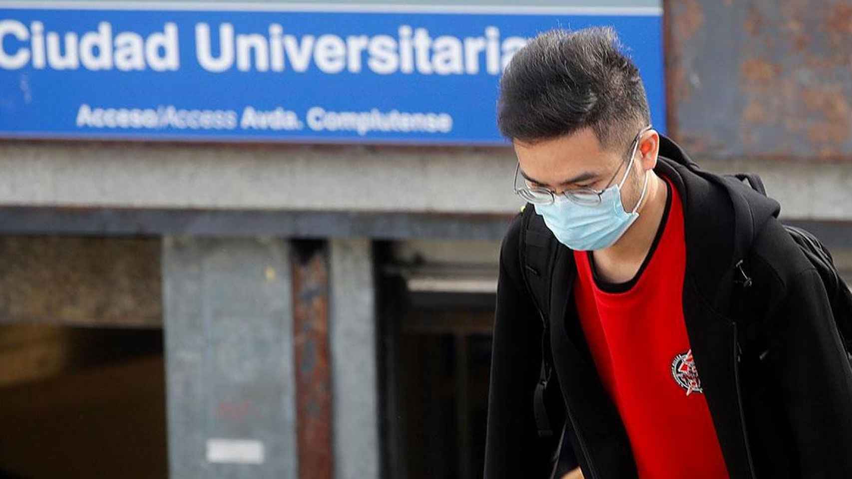 Un joven protege su salud con una mascarilla en plena crisis del coronavirus / EFE