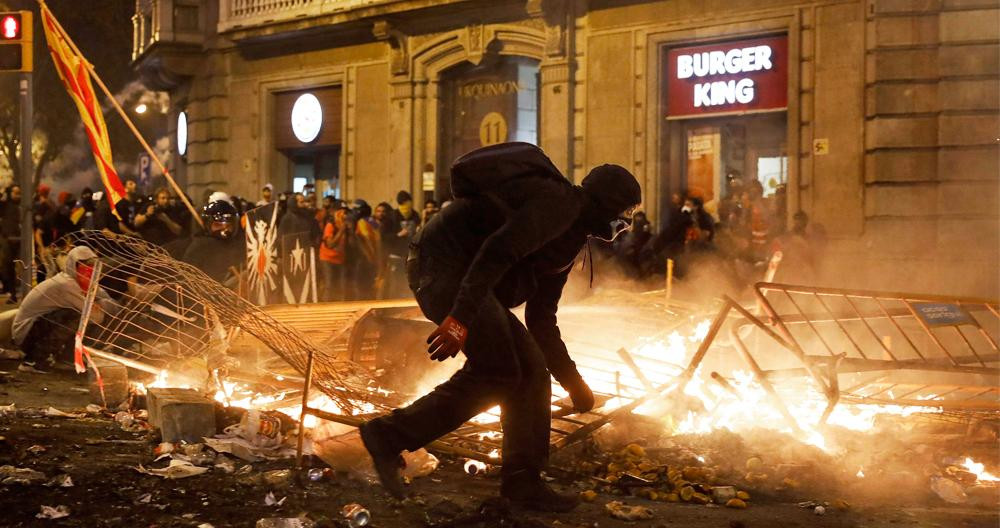 Imagen de los disturbios en la Vía Laietana de Barcelona el viernes / EFE