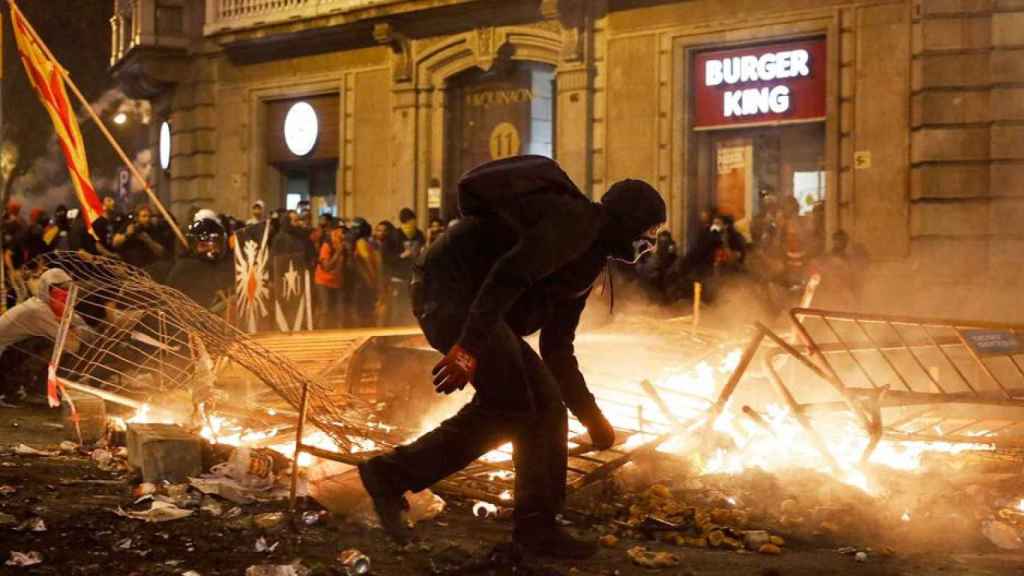 Imagen de los disturbios en la Vía Laietana de Barcelona el viernes / EFE