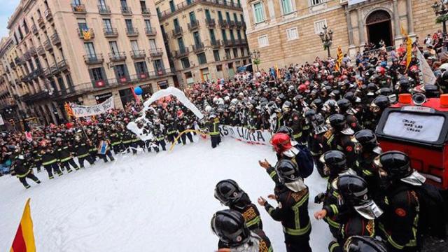 Los bomberos de Barcelona han llenado la plaza Sant Jaume de espuma / TWITTER