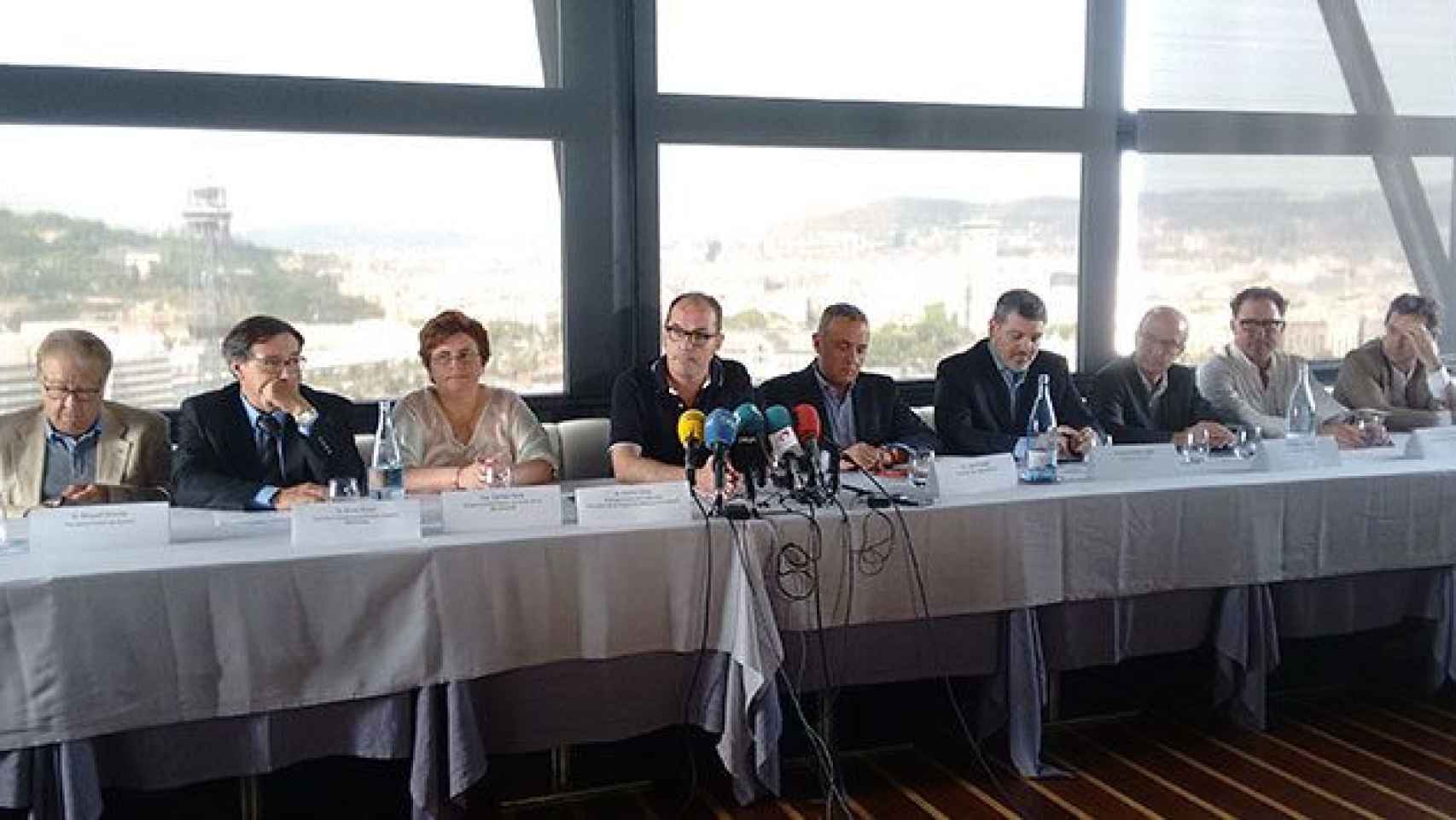 El presidente de la Plataforma de Afectados por el Top Manta, Fermín Villar, junto con otros miembros del colectivo, en rueda de prensa / CG