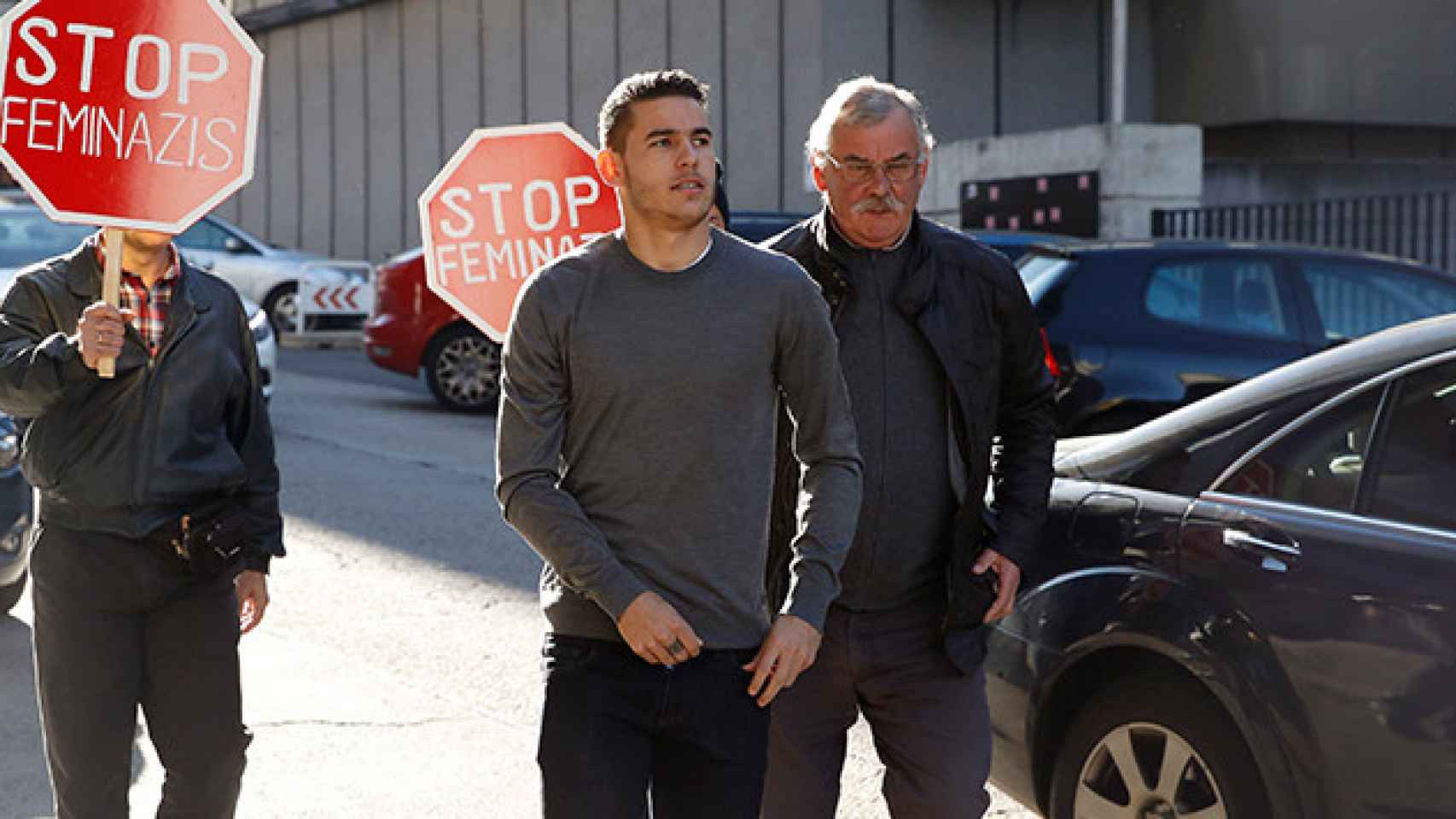 El futbolista del Atlético de Madrid Lucas Hernández (c), a su llegada hoy al Juzgado de lo Penal 35, donde declara junto a su exnovia por el incidente que protagonizaron el pasado 2 de febrero en su piso de Madrid